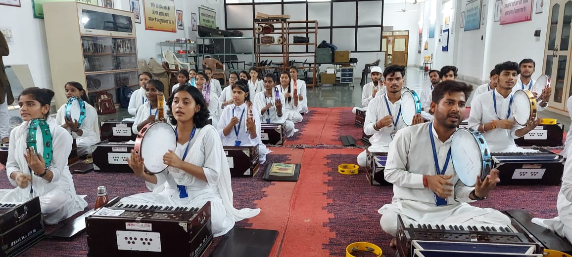 विद्यार्थियों द्वारा भजन संध्या,